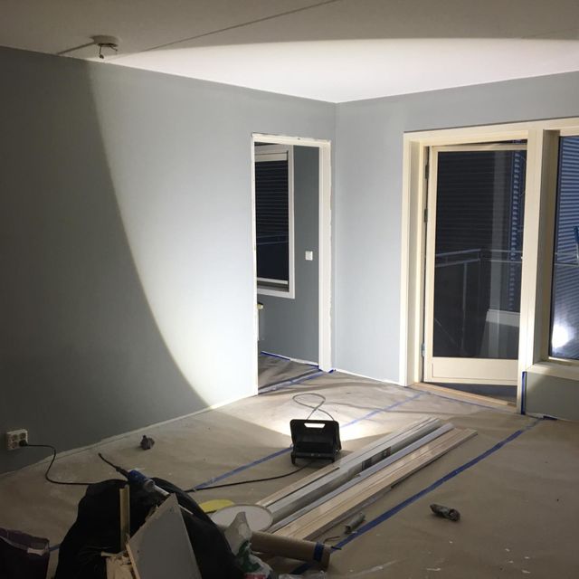 En leilighet som er i prosessen med å bli pusset opp og har ny maling 