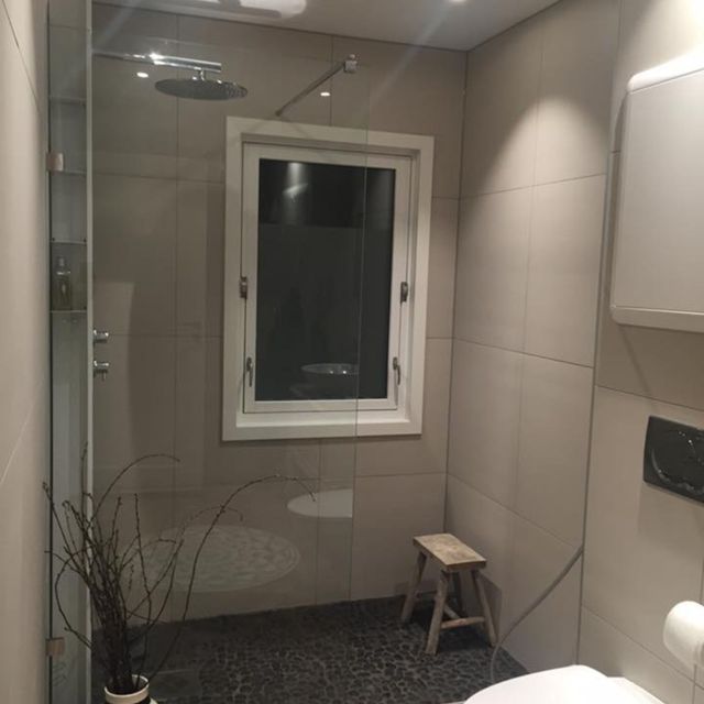 moderne bad med dusj, toalett og vindu