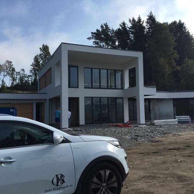 Moderne hus med en Oslo Byggrehab AS firmabil parkert forran